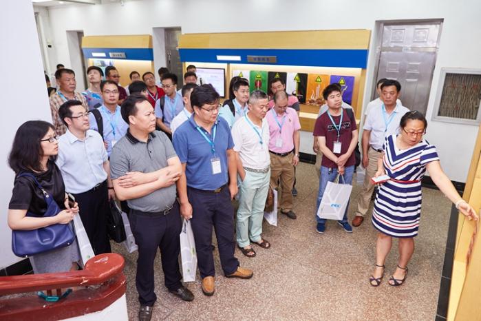 參觀有關(guān)實驗室