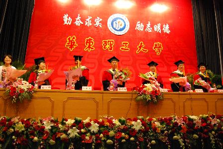 畢業(yè)生為老師獻(xiàn)花