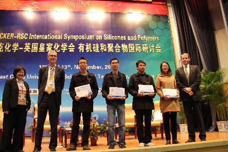 為研究生頒獎(jiǎng)