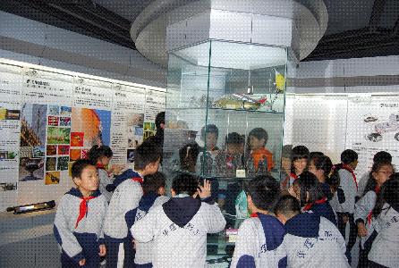 小學(xué)生參觀博物館