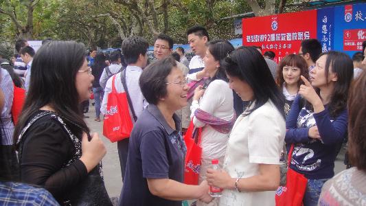 姜建華老師與校友親切交談