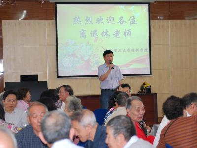 分黨委書記唐頌超教授致辭歡迎老教師“回家”