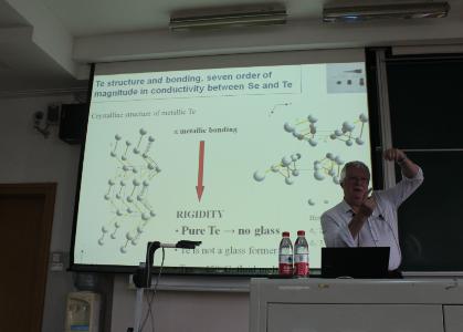 Lucas院士在作報(bào)告