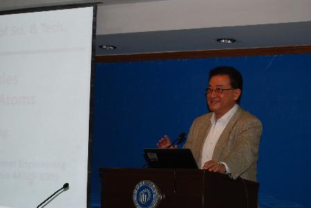 程正迪教授在作報(bào)告