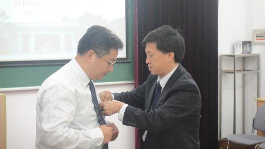 為楊宇潤博士佩戴校徽