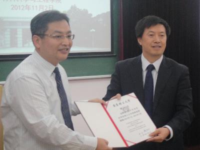 材料學(xué)院院長(zhǎng)為楊宇潤博士頒發(fā)聘書