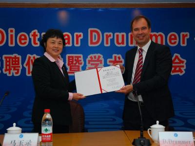 馬玉錄副校長為Dietmar Drummer教授頒發(fā)客座教授聘書
