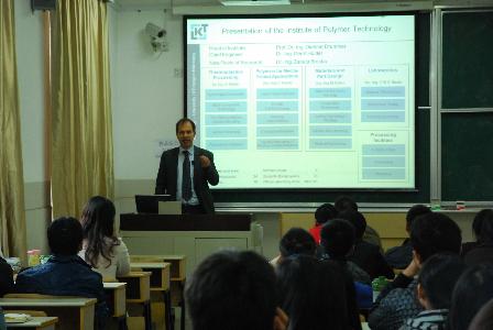 Dietmar Drummer教授為材料學院本科生授課