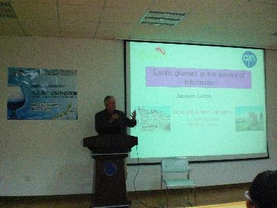 Jacques Lucas教授在作報(bào)告
