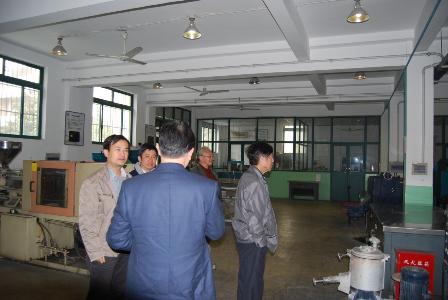 專家組一行考察參觀材料實(shí)驗(yàn)教學(xué)中心