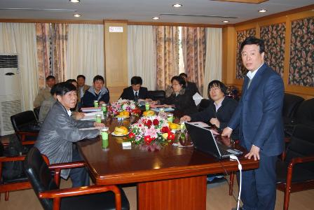 材料學(xué)院分黨委書(shū)記、材料實(shí)驗(yàn)教學(xué)中心唐頌超做驗(yàn)收匯報(bào)