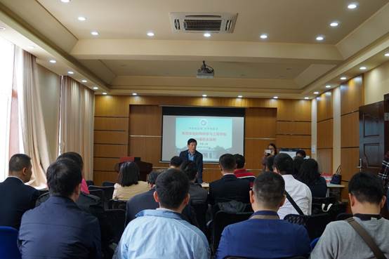 圖片包含 天花板, 人員, 人物, 室內(nèi)

已生成極高可信度的說明