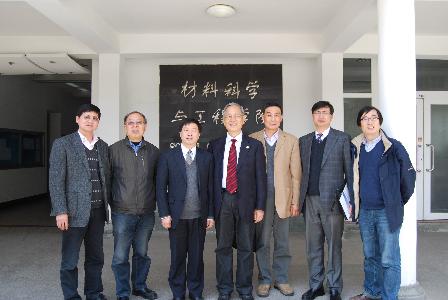 學(xué)院教師與張人為理事長合影